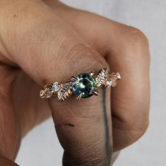 Raudono Aukso Žiedas Su Safyru Ir Deimantais