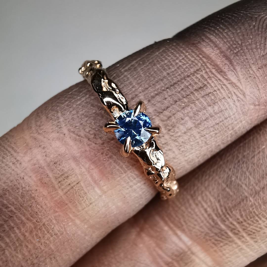 Raudono Aukso Autorinis Žiedas Su Safyru 