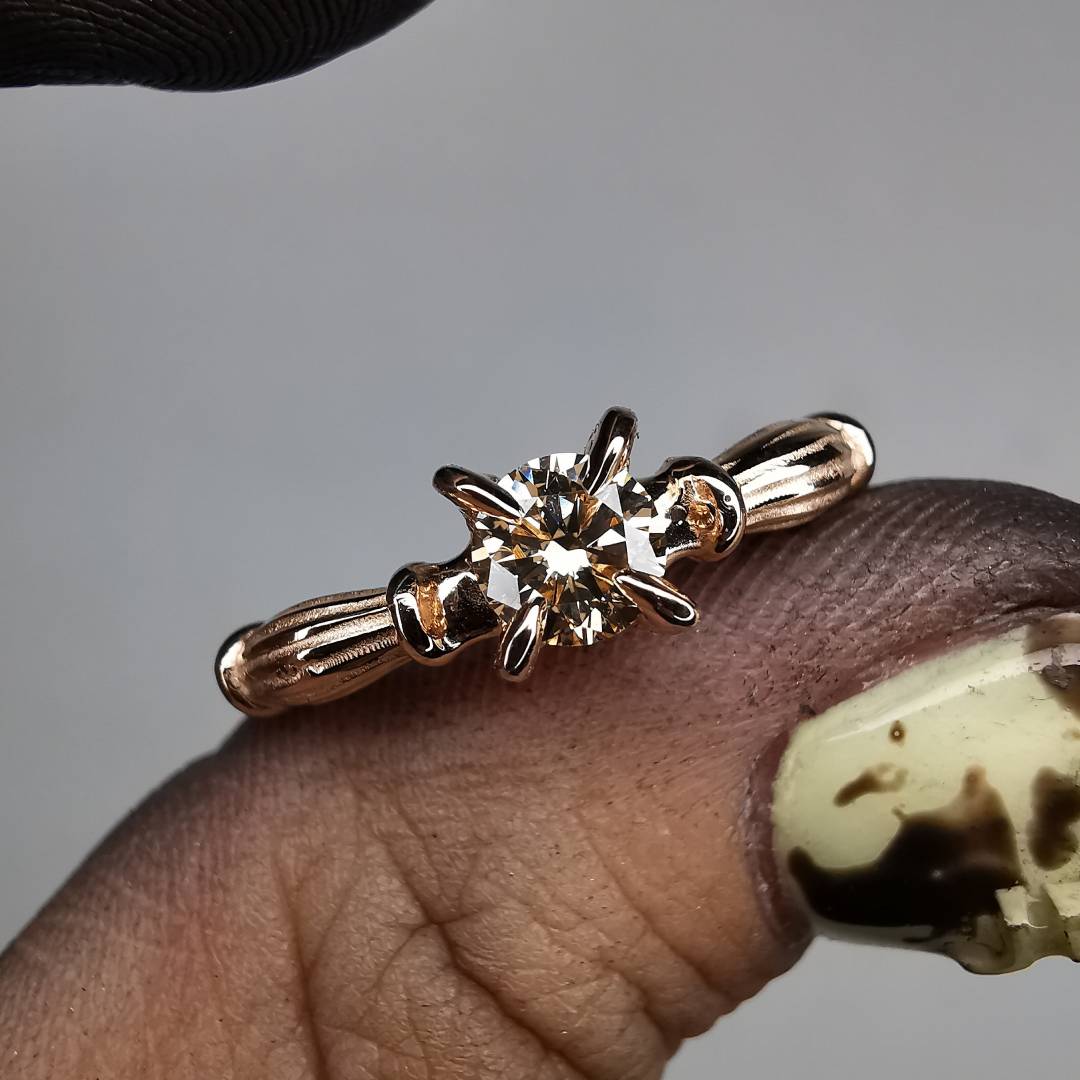 Column Raudono Aukso Žiedas Su Deimantu