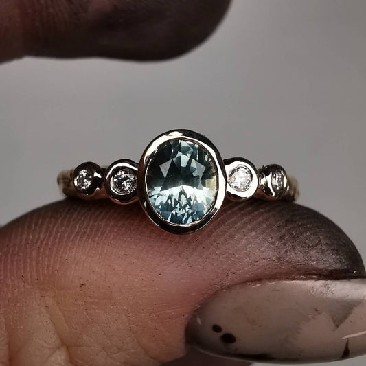 Raudono Aukso Autorinis Žiedas Su Natūraliu Safyru Ir Deimantais