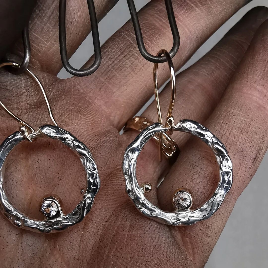 Sidabro Auskarai Su Raudono Aukso Detalėmis Ir Baltais Safyrais