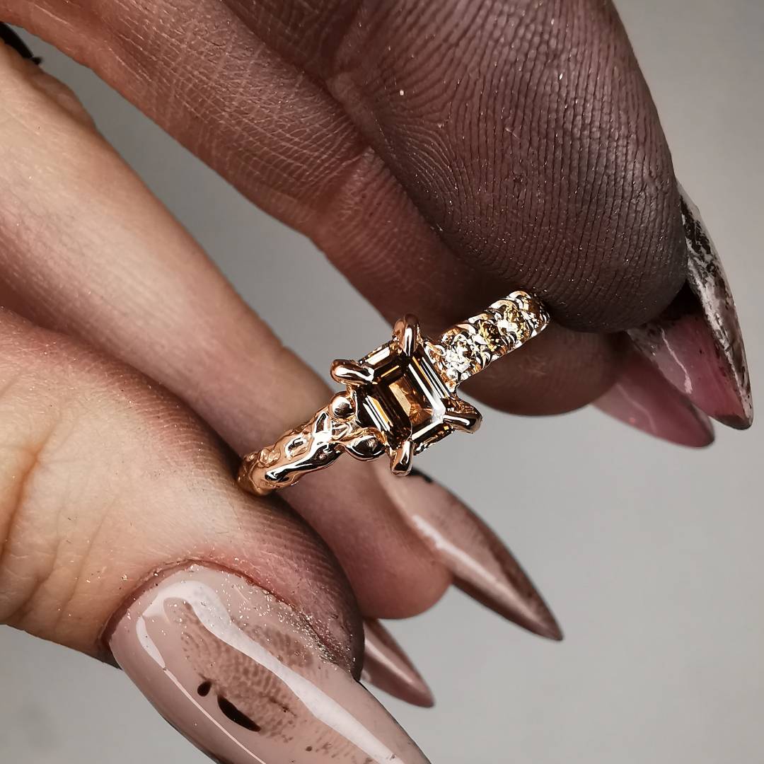 Raudono Aukso Megan Žiedas Su Natūraliais Konjakiniais Deimantais